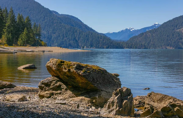 Bela Paisagem Lago Harrison Com Grandes Rochas Primeiro Plano Montanhas — Fotografia de Stock