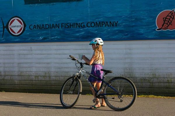 Mała Dziewczynka Kasku Zatrzymała Rower Nosić Maskę Ulicy Guildford Kanadzie — Zdjęcie stockowe