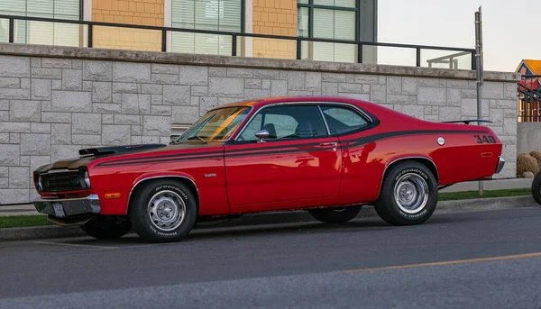 Utcai Kilátás Régi Plymouth Duster Klasszikus Autó Parkol Utca Szélén — Stock Fotó