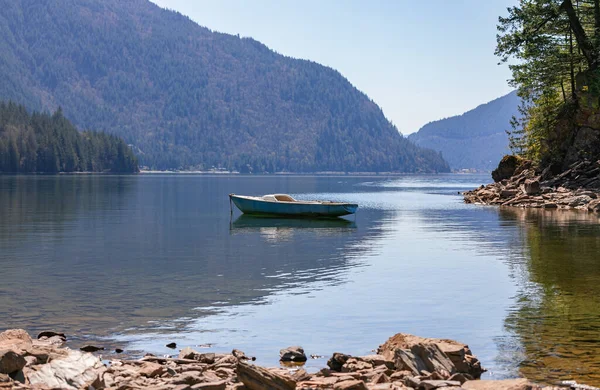 Fishing Boat Docked Calm Harrison Lake Dreamy Landscape Beautiful Mountain — Stock Photo, Image