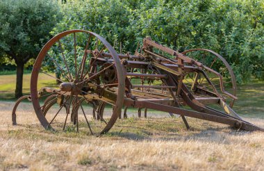 Eski kırsal tarım ekipmanları Kanada 'da, BC' de terk edilmiş bir arazide yatıyor. Sokak manzarası, seyahat fotoğrafı, konsept fotoğraf vintage ekipmanı..
