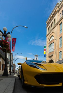 Victoria City, BC, Kanada-23 Temmuz 2021 caddesinde park etmiş sarı bir Ferrari 812 'nin ön görüntüsü. Sokak manzarası, seyahat fotoğrafı, seçici odak, konsept fotoğraf süper hızlı arabalar..