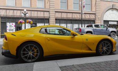 Victoria City, BC, Kanada-23 Temmuz 2021 caddesinde park etmiş sarı bir Ferrari 812 'nin yan görüntüsü. Sokak manzarası, seyahat fotoğrafı, seçici odak, konsept fotoğraf süper hızlı arabalar..