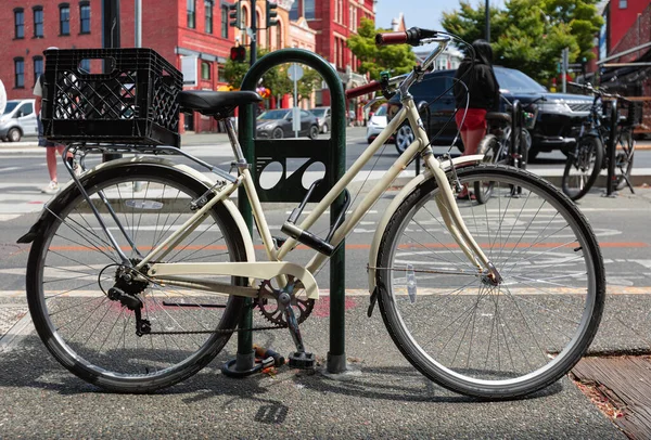 Einzelne Fahrräder Ketteten Sich Fahrradständer Auf Dem Gehweg Der Straße — Stockfoto