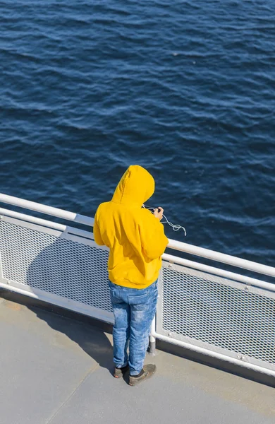 Ένα Νεαρό Αγόρι Ένα Smartphone Στα Χέρια Του Στέκεται Στο — Φωτογραφία Αρχείου