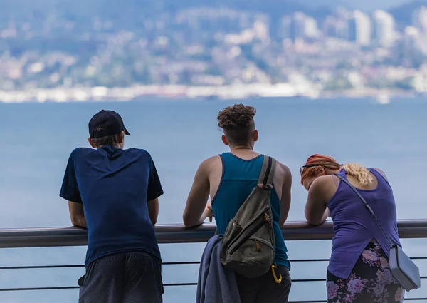 Rear View Three Young Friends Guys Girl Standing Pier Vancouver — Stock Photo, Image