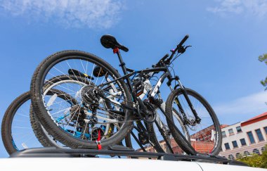 Bisiklet parkının altından, bisikletli arabanın tepesinden bak. Victoria BC, Kanada 'da sokak manzarası. 23 Temmuz 2021. Seyahat fotoğrafı, seçici odak