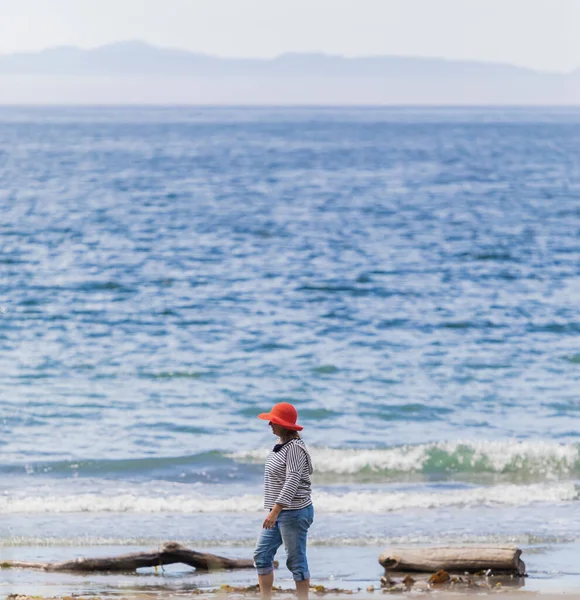 Une Femme Chapeau Rouge Marchant Seule Sur Une Plage Vide — Photo