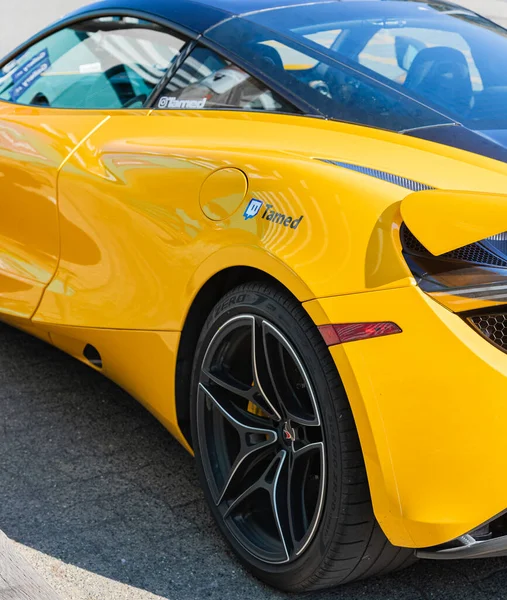 Detaljer Mclaren 720S Superbil Parkerad Gata Gul Sportbil Gatuvy Resefoto — Stockfoto