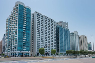 Abu Dabi UAE şehir silueti ve modern binalar. Konut kompleksinde yeni modern daireler. Kalacak yer. Kiralık ev. Emlak yatırımının mimarisi. Seyahat fotoğrafı: 19 Nisan 2025