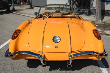 Turuncu 1959 Chevrolet Corvette üstü açılır. Klasik bir Cabrio araba bagajı 7 Haziran 2022-Peachland BC Canada