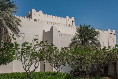 Masjit Camii cephesi 256 numaralı aile parkında. Şehir merkezindeki Beyaz Abu Dabi camiinin mimari detayları. Seyahat fotoğrafı, kimse yok.