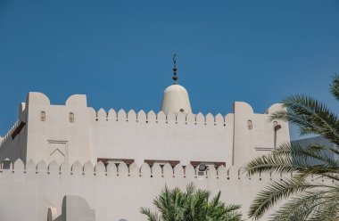 Masjit Camii cephesi 256 numaralı aile parkında. Şehir merkezindeki Beyaz Abu Dabi camiinin mimari detayları. Seyahat fotoğrafı, kimse yok.