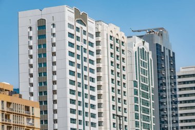 Balkonlu modern apartmanların mimari ayrıntıları. Mavi gökyüzünün altındaki yeni, modern, yüksek binalar. Konut kompleksindeki daireler. Konut geliştirme