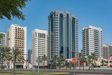 Modern şehir silueti ve Abu Dabi BAE 'nin modern binaları. Abu Dabi şehir merkezindeki finans merkezi silueti. Konut kompleksindeki yeni modern dairelere bakın. Konut ve kiralama