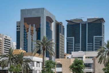 Modern şehir silueti ve Abu Dabi BAE 'nin modern binaları. Abu Dabi şehir merkezindeki finans merkezi silueti. Konut kompleksindeki yeni modern dairelere bakın. Konut ve kiralama