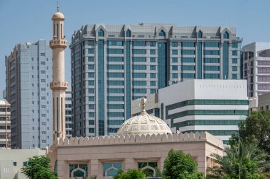 Modern şehir silueti ve Abu Dabi BAE 'nin modern binaları. Abu Dabi şehir merkezindeki finans merkezi silueti. Konut kompleksindeki yeni modern dairelere bakın. Konut ve kiralama