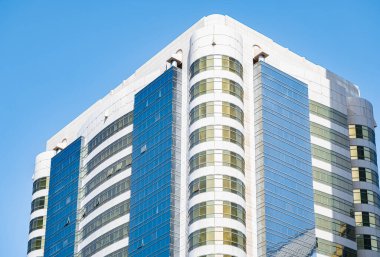 Düz binaları olan modern bir apartman dairesi. Yeni lüks ev ve ev kompleksi. Emlak mülkü, Blue Sky 'la konut mimarisi. Modern apartmanlı bir yerleşim yeri.