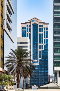 Modern şehir silueti ve Abu Dabi BAE 'nin modern binaları. Abu Dabi şehir merkezindeki finans merkezi silueti. Konut kompleksindeki yeni modern dairelere bakın. Konut ve kiralama 19 Nisan 2025