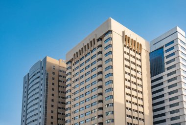 Düz binaları olan modern bir apartman dairesi. Yeni lüks ev ve ev kompleksi. Emlak mülkü, Blue Sky 'la konut mimarisi. Modern apartmanlı bir yerleşim yeri.