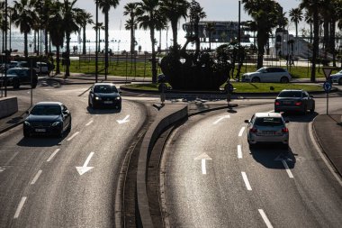 Çevresi yeşil alanlarla çevrili geniş çoklu otomatik yol. Güneşli bir günde Durres Arnavutluk 'un ana caddesini geniş açıdan görmek. Birkaç aracın geçtiği farklı şeritlere ayrılmış bir yol. 2 Nisan 2025 Seyahat Fotoğrafı