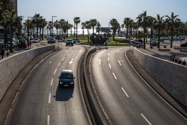 Çevresi yeşil alanlarla çevrili geniş çoklu otomatik yol. Güneşli bir günde Durres Arnavutluk 'un ana caddesini geniş açıdan görmek. Birkaç aracın geçtiği farklı şeritlere ayrılmış bir yol. 2 Nisan 2025 Seyahat Fotoğrafı