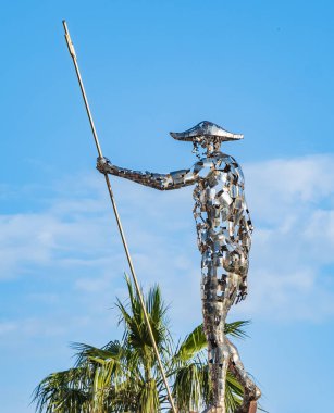 Arnavutluk mitolojisinin heykel sanat eseri, Rodon Redon the God of the Sea Durres Albania. Yunanca için Poseidon ve Roma halkı için Neptün. Durres 'in güverte merkezinde dev bir metal heykel.