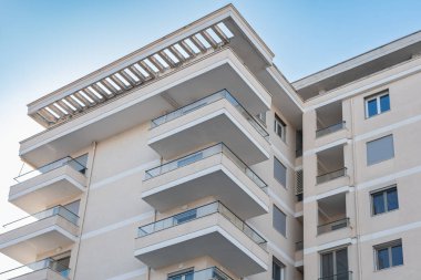 Modern apartman dairesi dış tarafı. Balkonlu yeni bir ev inşaatı. Lüks Apartman Binası. Gayrimenkul ve konut mimarisi, konut piyasası