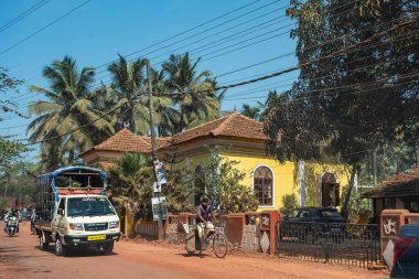 Hindistan 'ın kırsal kesimindeki arabalarda. Tipik yoğun Hint caddesi trafiği. Hindistan, Mapusa Goa 'da bir yolda arabalar ve motosikletler. seyahat fotoğrafı, editör-Nisan 4. 2025