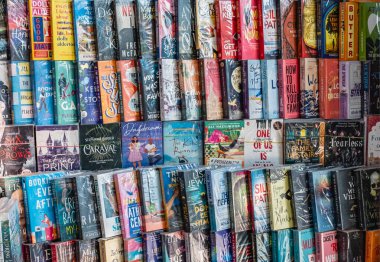 Kitapçıda satılık çeşitli kitaplar. Satılık Modern ve Klasik Edebiyat Kitapları. Mumbai Hindistan-Editör-12 Aralık 2025 'te bir kitapçıda ya da bir masada farklı kitaplar sergilendi.