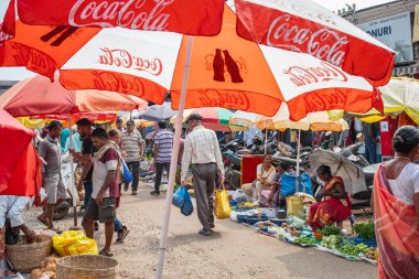 Kasabadaki yerel belediye pazarından alışveriş yapmak için kalabalık. Sebze pazarında sebze ve meyve satan satıcılar Mapusa Goa-Jan 2.2026-seyahat fotoğrafı