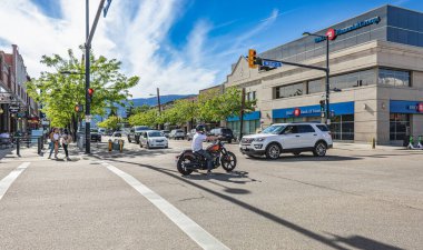 Montreal Bankası şubesinin girişi. Güneşli bir günde sokak manzarası. Montreal Bankası 'nın logosu ve marka işareti Kelowna Canada-Jun 7.2022-Travel fotoğraf