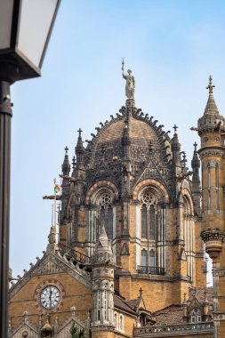 Tren istasyonu Chhatrapati Shivaji Maharaj Terminus Tren İstasyonu tarihi terminali UNESCO Dünya Mirası Bölgesi Mumbai Maharashtra Hindistan. Seyahat fotoğrafı.