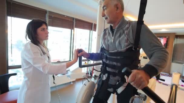 Istanbul, Turkiet, februari 2016: Medicinsk walking robot. Lokomat - walking robot. — Stockvideo