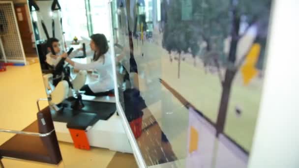 СТАМБУЛ, ТУРЦИЯ, февраль 2016 года: Медицинский ходячий робот. Ходячий робот. Шагающий робот LOKOMAT - Stock Footage — стоковое видео