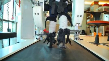Tıbbi yürüyen robot. Yürüyen robot. Lokomat robot - stok görüntüleri yürüyüş 