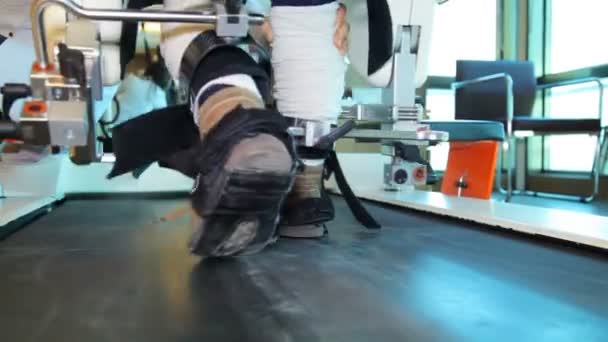 Medical walking robot. Walking robot. LOKOMAT walking robot - Stock Footage — Stock Video