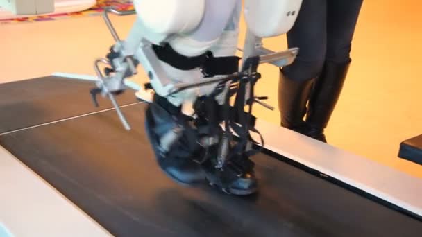 Robot médico ambulante. LOKOMAT - robot andante. - material de archivo — Vídeo de stock