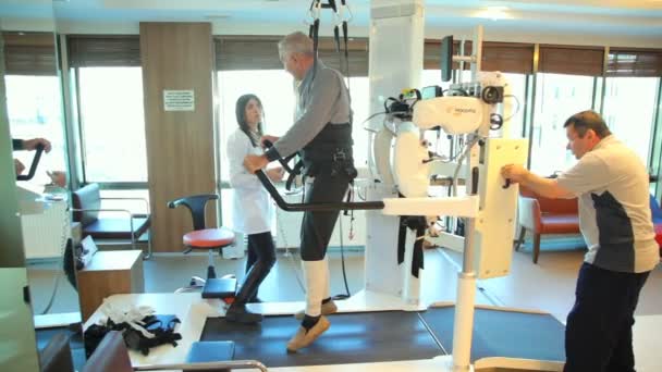 Istanbul, Turcja, lutego, 2016: Medycyna chodzenie robotem. Lokomat - chodzenie robotem - giełdowe — Wideo stockowe