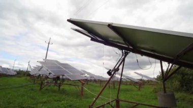 Bulutlar ve gökyüzü karşı ışığından elektrik üretmek için kullanılan güneş panelleri.