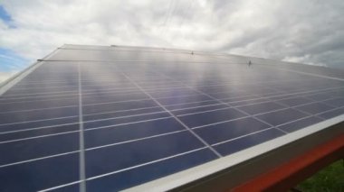 Güneş ışığı ışık güneş panelleri alanında - stok Video kapalı