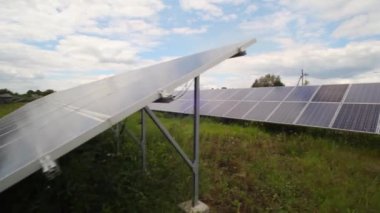 Güneş ışığı ışık güneş panelleri alanında - stok Video kapalı