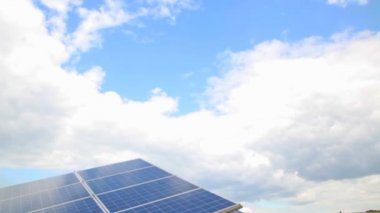 Güneş panelleri bir kırsal road yakınındaki. Güneş panelleri kırsal alanlarda - stok Video yükleme