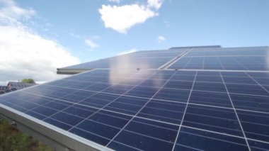Bulutlar ve gökyüzü - stok Video karşı ışığından elektrik üretmek için kullanılan güneş panelleri