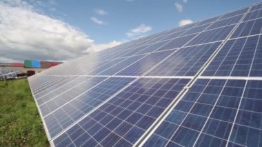 Kapalı alandaki güneş panelleri güneş ışığı gleams. Bulutlar ve gökyüzü karşı ışığından elektrik üretmek için kullanılan güneş panelleri.