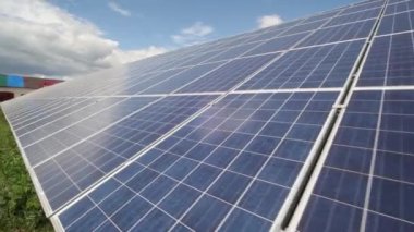 Kapalı alandaki güneş panelleri güneş ışığı gleams. Bulutlar ve gökyüzü karşı ışığından elektrik üretmek için kullanılan güneş panelleri.