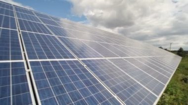 Bulutlar ve gökyüzü - stok Video karşı ışığından elektrik üretmek için kullanılan güneş panelleri