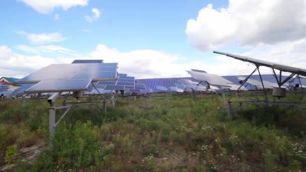 El panel solar produce energía verde y respetuosa con el medio ambiente del sol. La luz del sol brilla fuera del panel solar — Vídeos de Stock