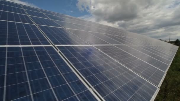 El panel solar produce energía verde y respetuosa con el medio ambiente del sol. La luz del sol brilla fuera del panel solar — Vídeo de stock