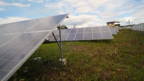 La luz del sol brilla en los paneles solares en el campo - Stock Video — Vídeos de Stock